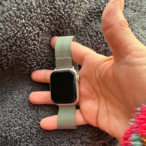 Apple Watch Series 7 - 41 MM, Cellular & GPS. W/Milanese Loop Magnetic band - Picture 2 of 8